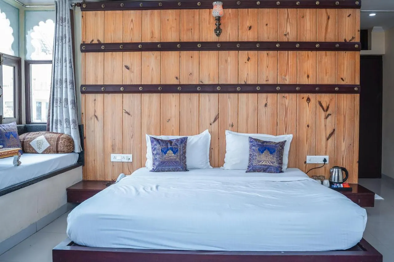 Hide-In Udaipur - A Lake View Boutique Hotel 4*,